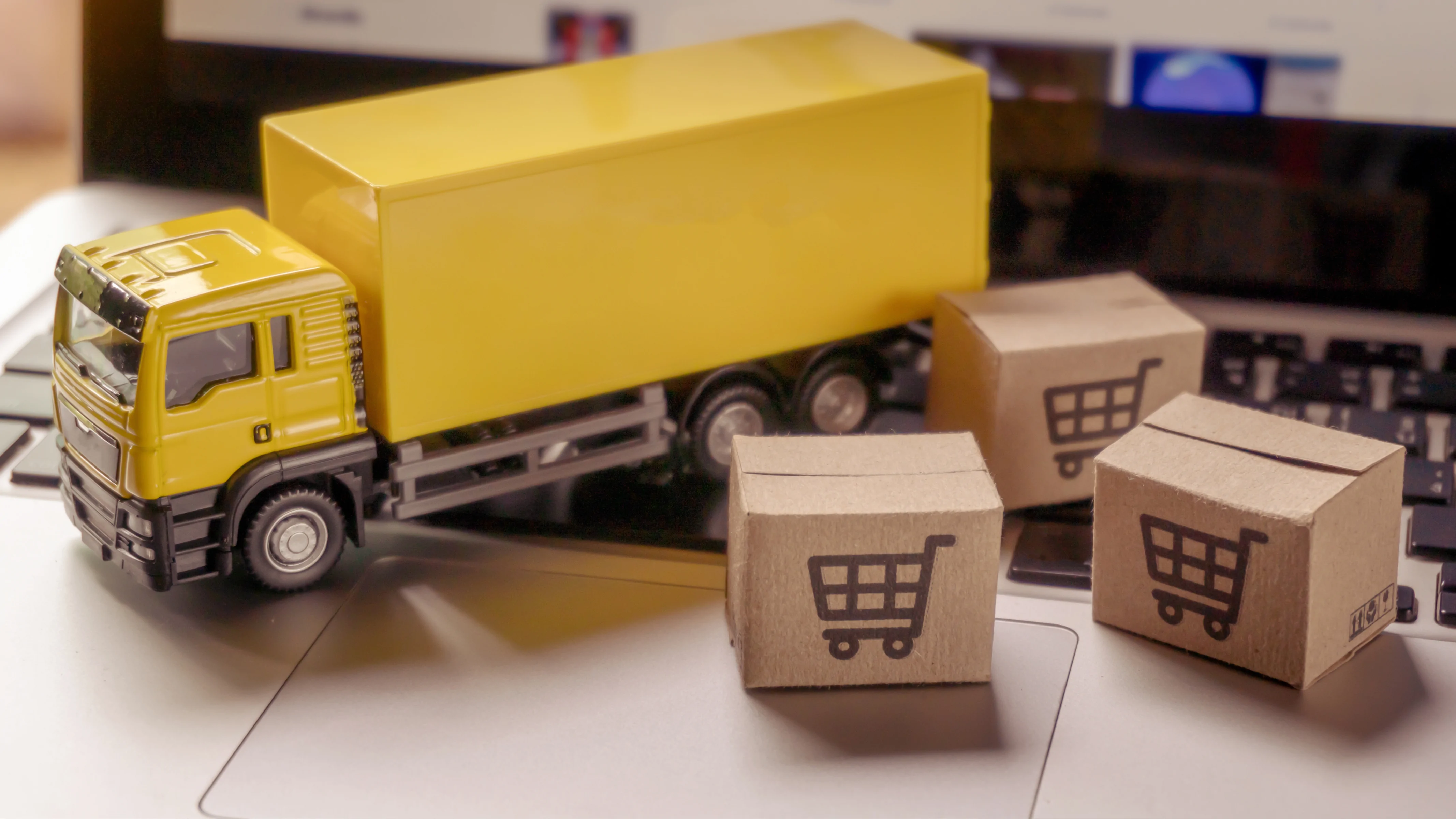 Kurir vs Partner Logistik : Apa Bedanya dan Mana yang Sebenarnya Bisnis Anda Butuhkan?